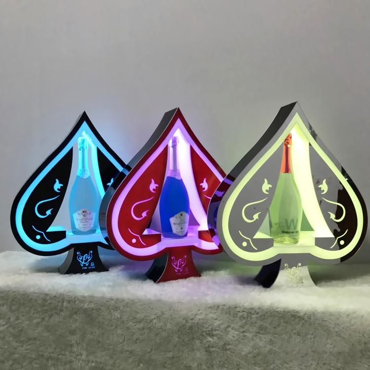 多张带有红桃花色的扑克牌呈扇形展开,展示从A到10的红桃分布情况,背景为深色绒布,灯光聚焦于牌面,清晰可见每个红桃的细节 多张红桃花色扑克排列