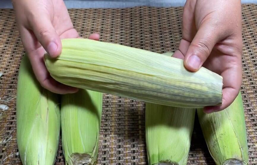 新鲜糯玉米剥皮清洗过程