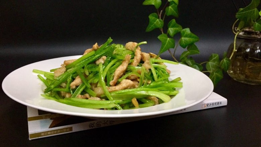 芹菜炒肉丝成品摆盘,色泽鲜亮,肉丝分明,芹菜翠绿,搭配精致 芹菜炒肉丝成品展示图