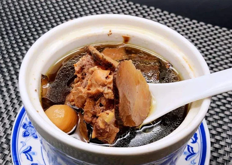 黑蒜炖鸡汤,黑大蒜与鸡肉搭配炖煮的美食场景 黑蒜炖鸡汤