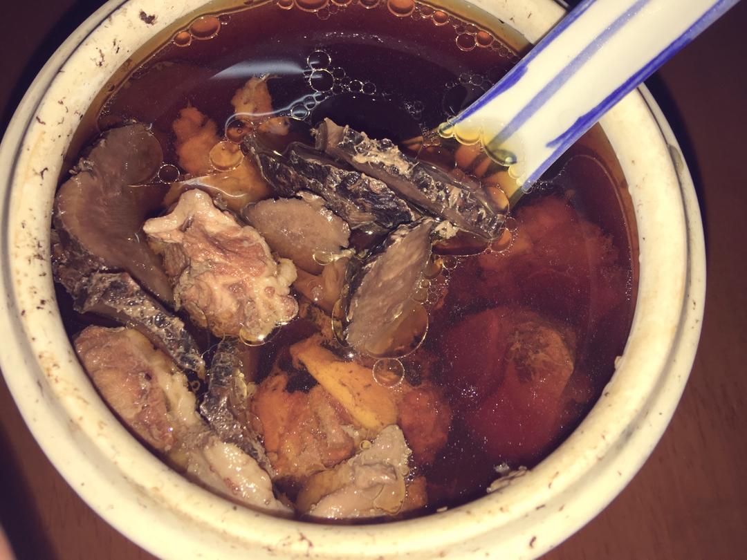 炖煮过程中的青萝卜牛腩锅具特写