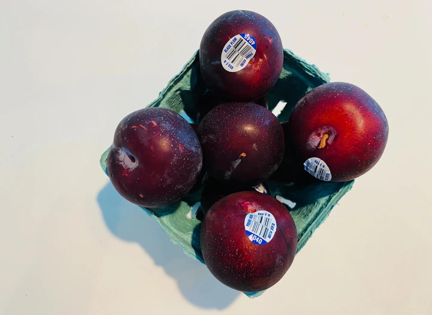 展示挑选黑布林时通过气味判断成熟度的情景 黑布林李子气味辨别图