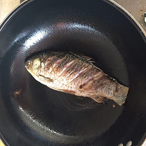 带鱼在平底锅中煎制过程