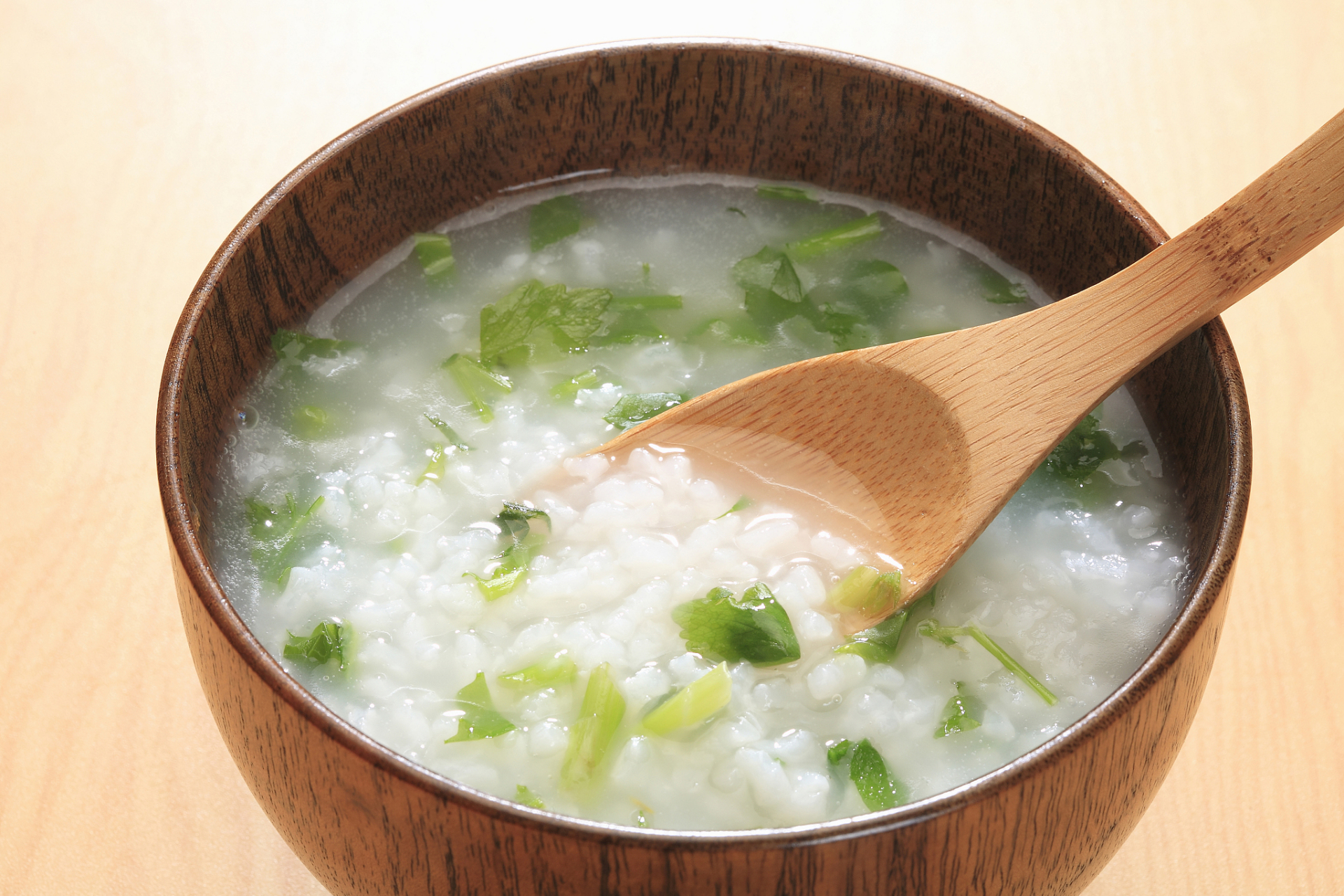 家庭餐桌上的尖椒辣子罐搭配主食