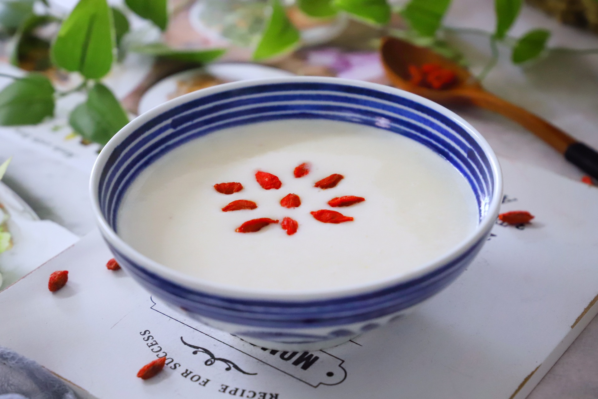 红枸杞尖瘦肉汤盛碗特写