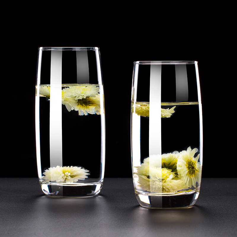 野菊花泡水在玻璃杯中