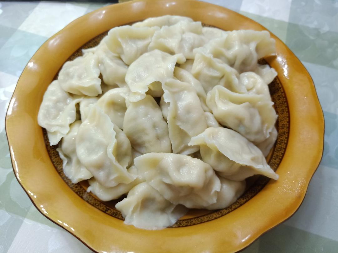 煮好的圆包菜饺子盛放在盘中，热气腾腾，色泽诱人