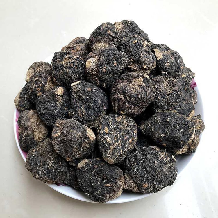 秘鲁布兰卡山脉核心产区黑玛卡干果初加工实景:现代化干燥舱与传统手工分选协同作业,地面铺设防潮竹席,所有操作人员佩戴食品级手套,体现从田间到干果的全程洁净管控 秘鲁原产地黑玛卡干果标准化初加工现场:工人手工筛选剔除非炭黑根茎,传送带进入60℃真空低温干燥舱,背景可见安第斯雪山与海拔标牌4120m