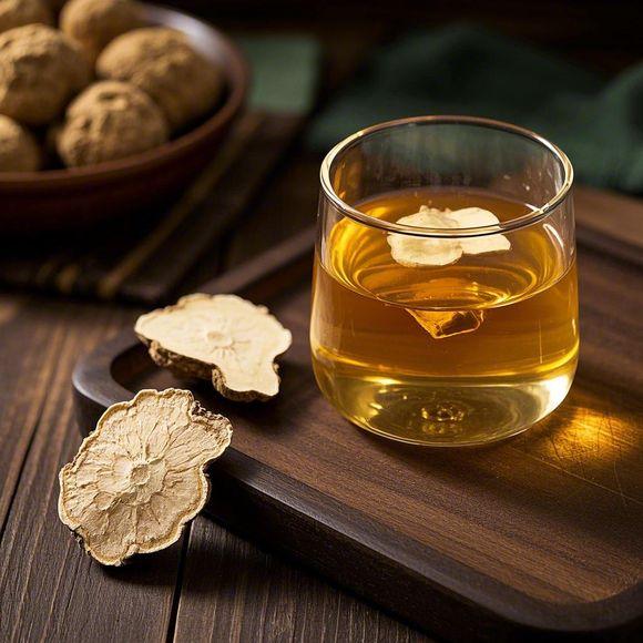 俯拍构图:青瓷茶盏中盛放黄芪当归红枣茶,可见淡琥珀色汤液、舒展的黄芪片、深红色去核红枣、浅棕色当归片;背景铺陈浑源黄芪原药材、检测报告局部、电子秤显示‘6.0g’,突出‘精准计量’与‘道地配伍’概念 黄芪养生茶饮搭配示意图