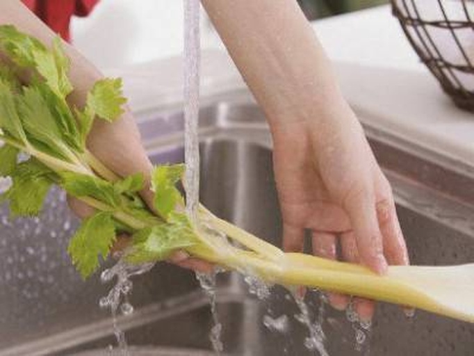 山竹与山芹的清洗过程