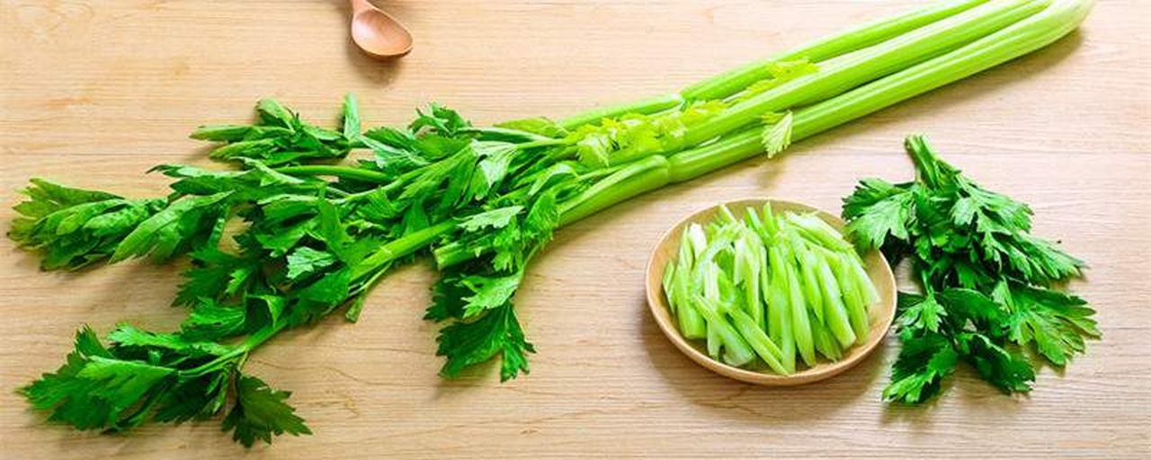 一张对比图：左侧是一堆被丢弃的芹菜叶倒入垃圾桶，右侧是一盘用芹菜叶制作的精美凉菜摆盘