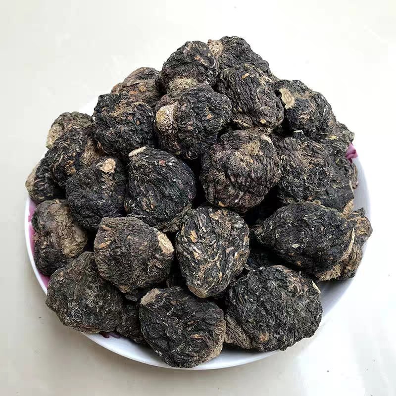 一张餐桌俯拍图:玻璃杯中盛有棕褐色黑玛卡奶昔,旁边配有燕麦碗、香蕉片、坚果和蜂蜜罐,背景虚化处可见黑玛卡粉罐标签标注‘Organic Black Maca Root Powder’,整体呈现健康生活方式的饮食搭配理念 黑玛卡膳食搭配示意图