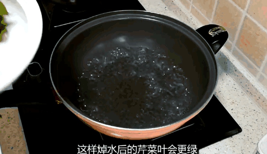 家庭厨房中焯水处理娃娃菜的场景