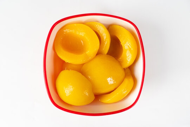 黄桃切块与糖水熬制过程