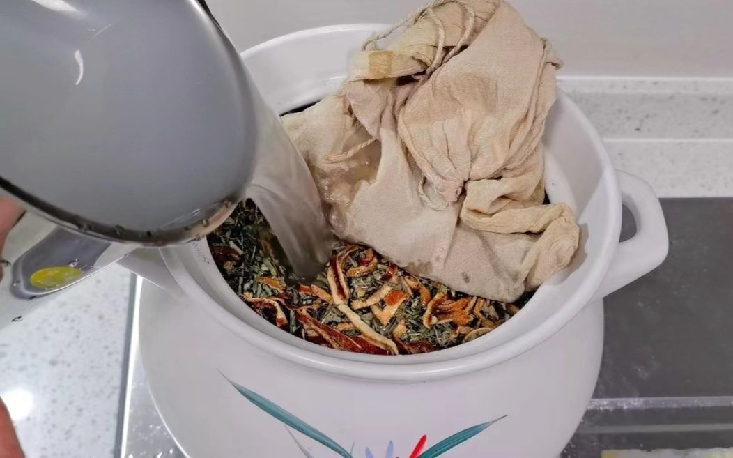 图片展示一个中药煎煮场景,陶罐中正在熬制油松节与其他中药材,旁边摆放干燥油松节样本 油松节中药煎煮示意图