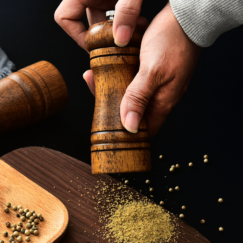 厨房中手工研磨胡椒的过程