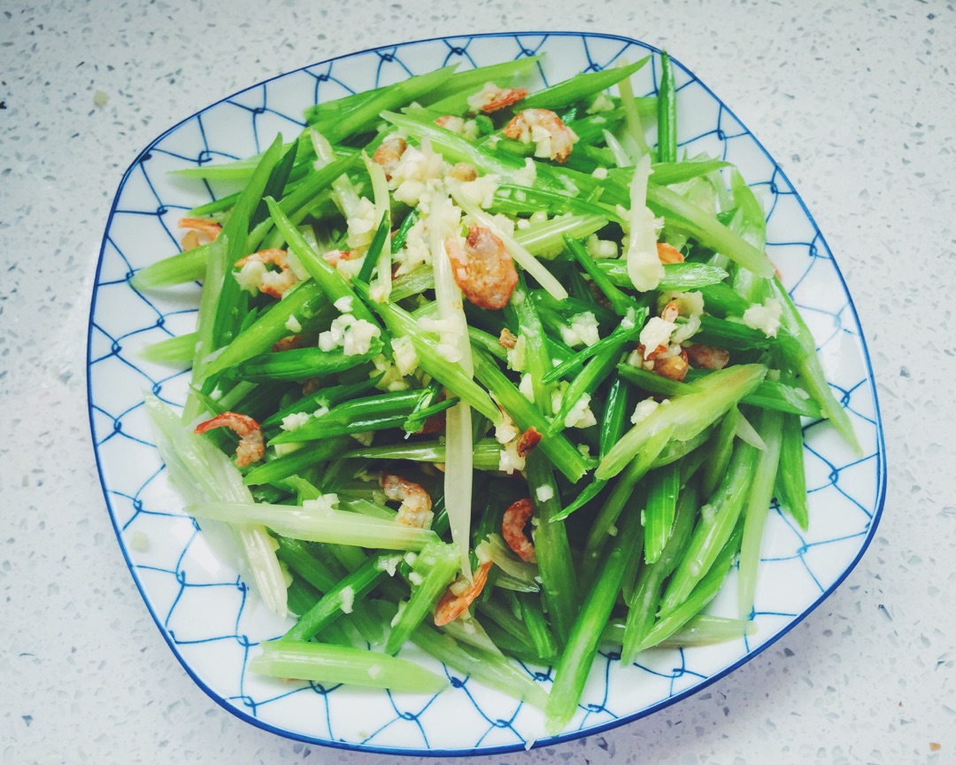 芹菜甘蓝炒虾仁成品图,色彩鲜艳,香气扑鼻 芹菜甘蓝炒虾仁成品图