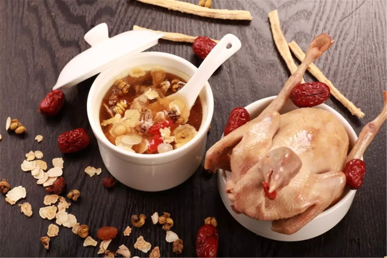 枸杞红枣乌鸡汤成品展示,体现其滋补养生的食疗价值 枸杞红枣乌鸡汤