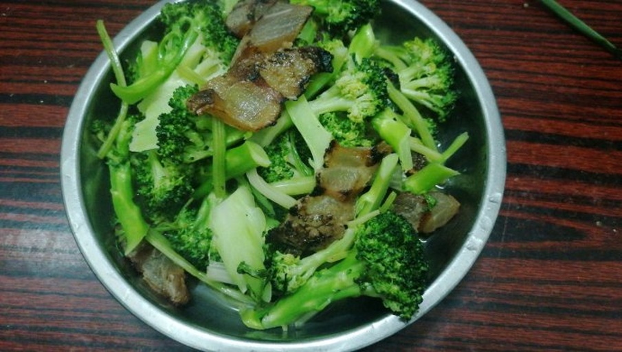 痛风患者家庭厨房场景：不锈钢蒸锅内整齐摆放西兰花与菜花小段，旁边置计时器（显示8分钟）、玻璃量杯（盛清水）、电子秤（显示120g），台面贴便签：“今日配比：西兰花60g + 菜花60g，清蒸8分钟，少油少盐”