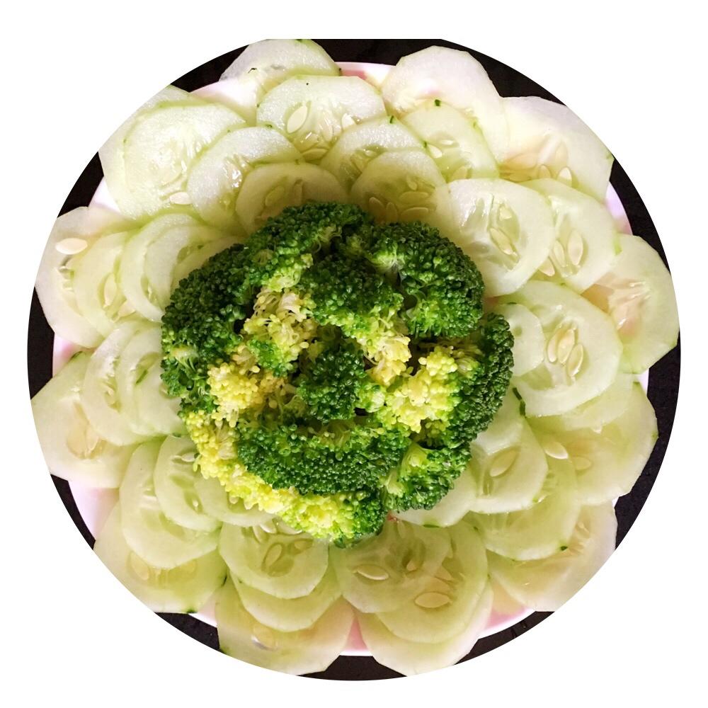 家庭餐桌上的小黄瓜拼盘