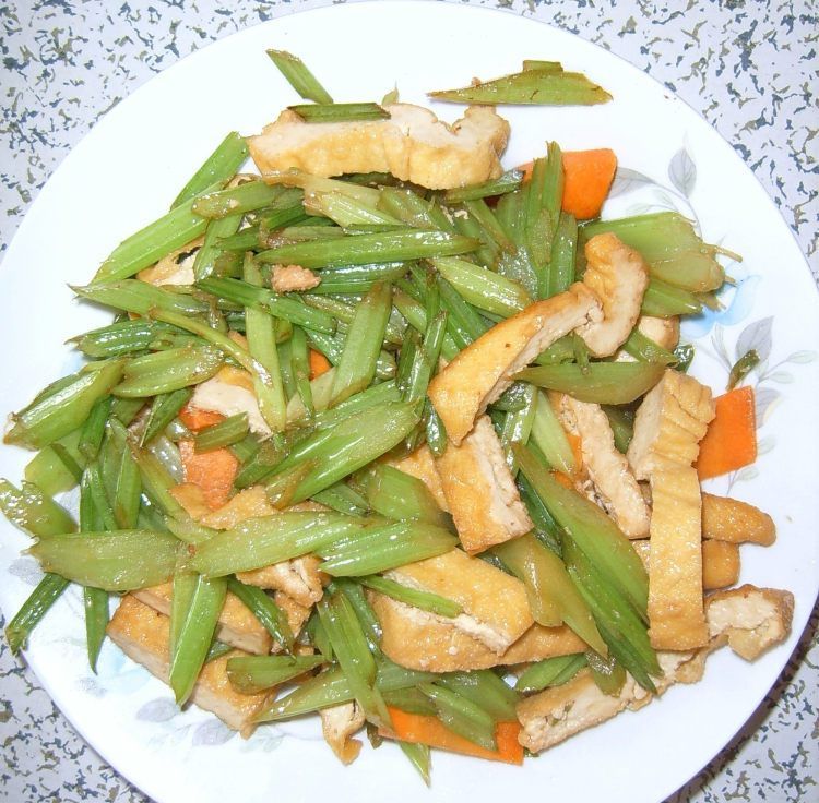 凉拌大齿山芹、炒鸡蛋和豆腐汤三道菜品摆盘展示,色彩鲜艳,诱人食欲 大齿山芹菜肴成品图