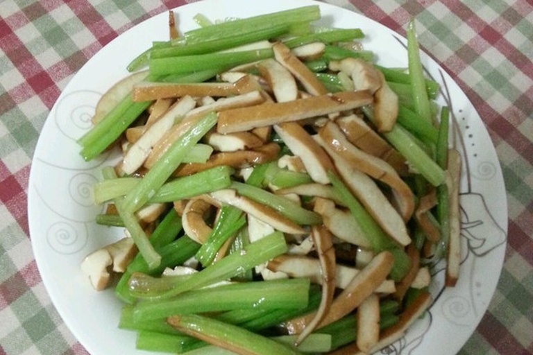 山芹菜拌豆腐干成品图