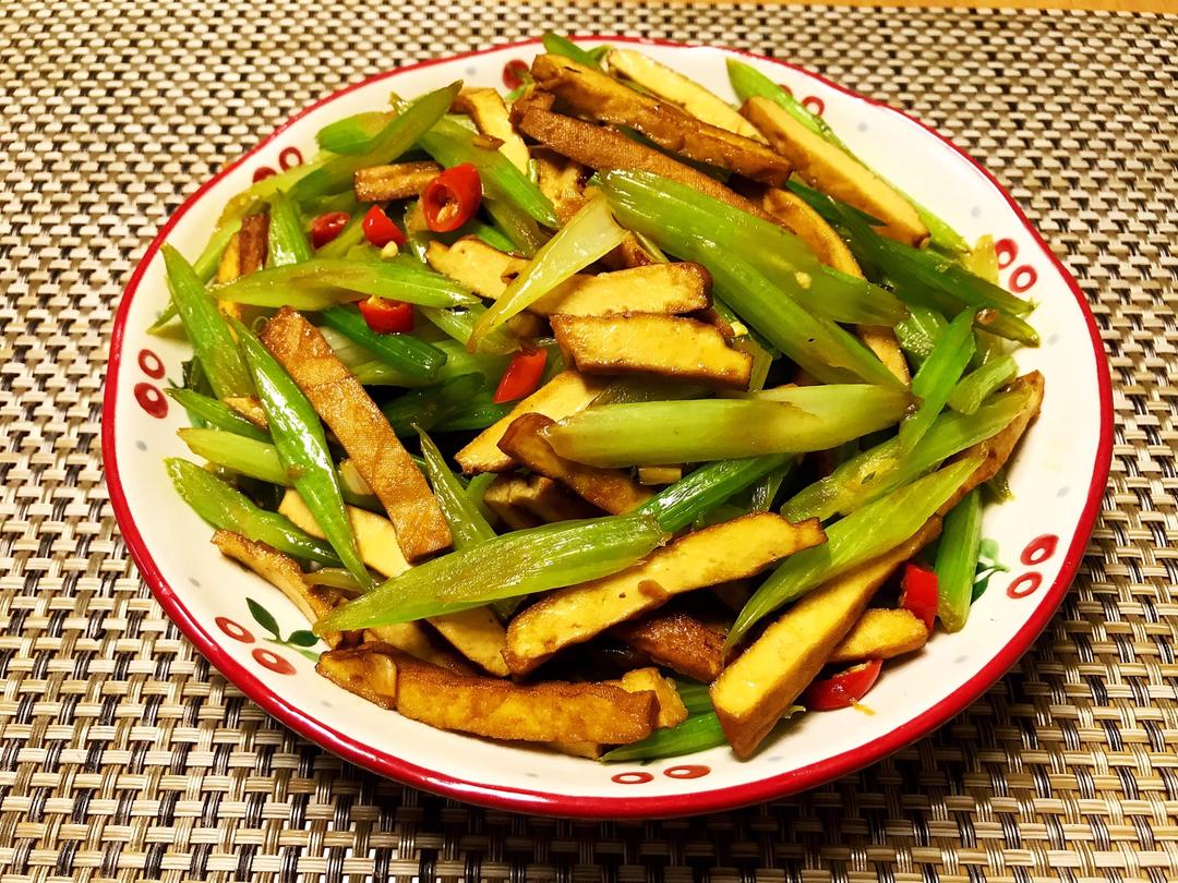 芹菜叶豆腐汤成品图