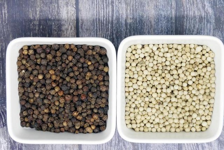 展示黑胡椒与白胡椒在厨房中的不同使用场景,如牛排、汤品、意面等 厨房中黑胡椒与白胡椒的使用场景