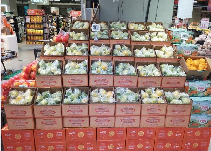 消费者选购冰糖橙场景