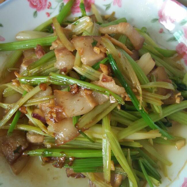 山芹与猪肉的食材准备图