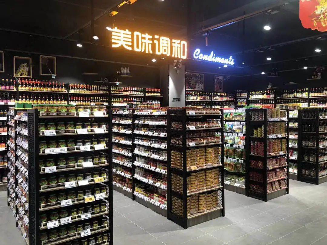 超市货架上不同品牌的香芹末产品对比图
