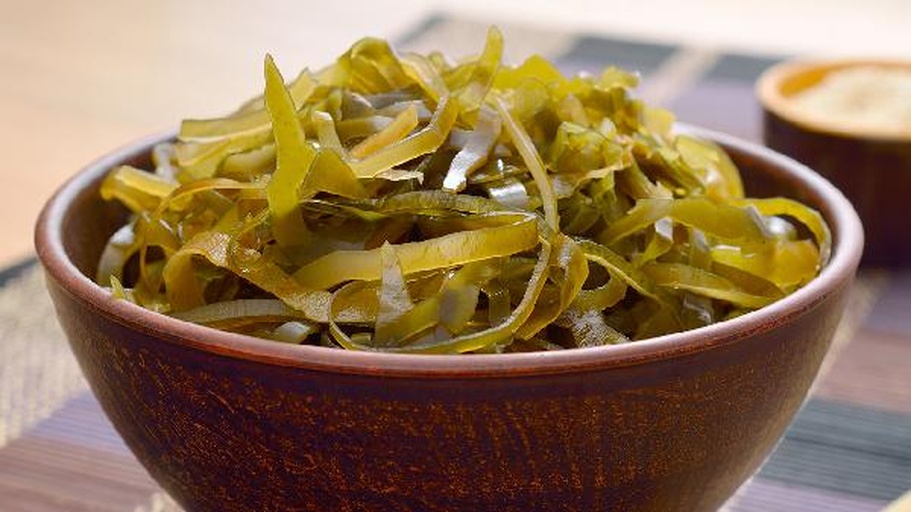 厨房中使用海带和紫菜的场景图