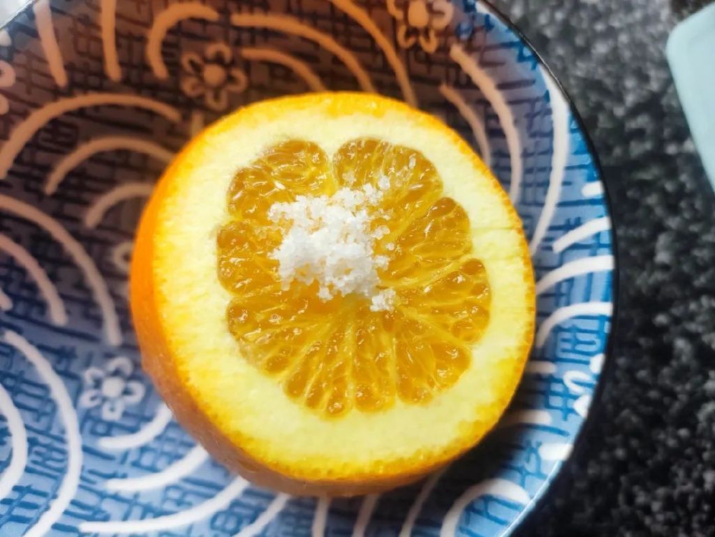 盐蒸香橙装碗过程