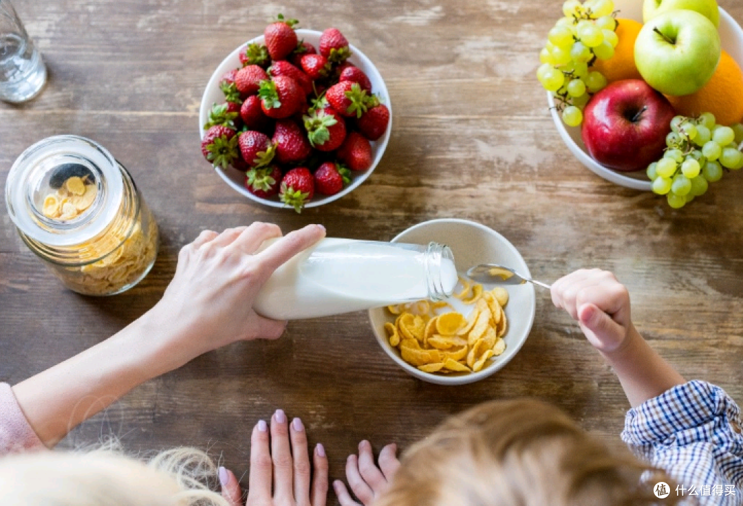 一家人围坐在餐桌前享用包含紫薯的健康早餐