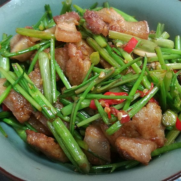 美食摆拍:左图展示传统吃法——小米椒蒜苔腌制成品盛于青瓷小碟,撒熟白芝麻,配柠檬角解辣;右图呈现创新应用——手工拉面淋蒜苔肉末酱,酱色红亮,面条根根分明,体现腌菜的多功能延展性 摆盘精致的小米椒蒜苔创意菜:左侧为翠红相间的腌菜小碟(配芝麻与柠檬角),右侧为蒜苔肉末酱拌面特写,面条油亮裹酱,点缀青葱与红椒圈