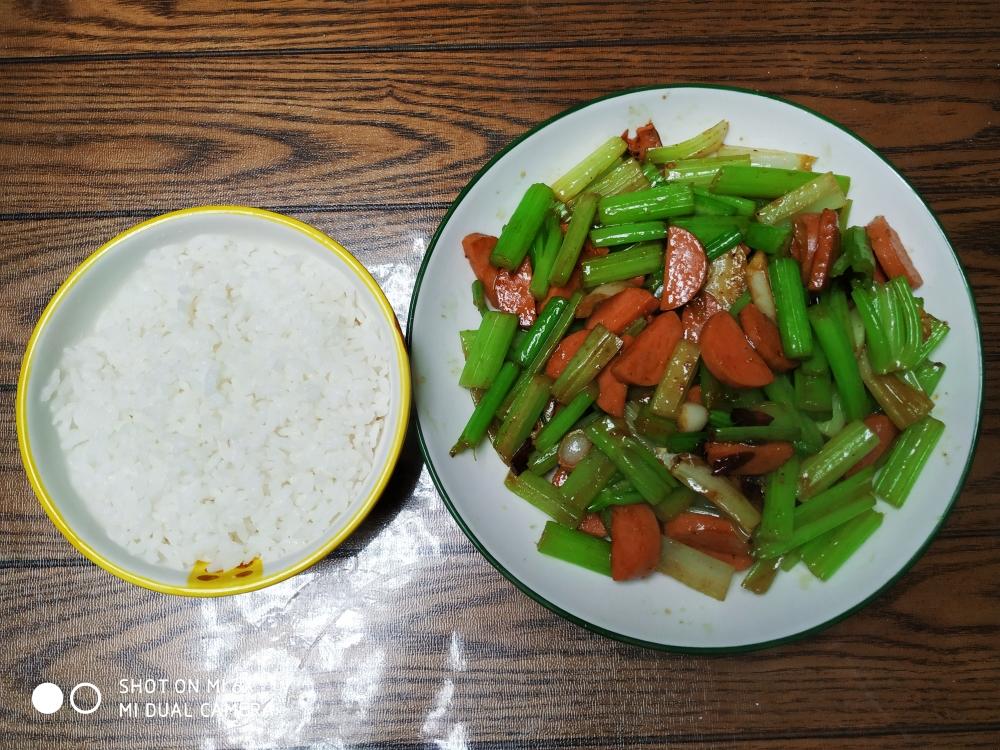 山芹拌菜搭配主食