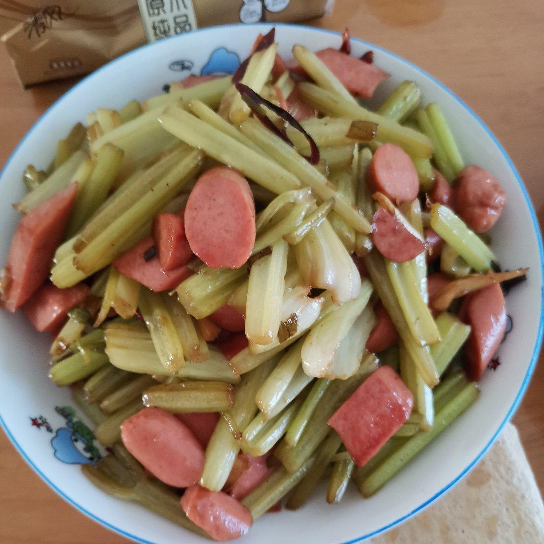 香肠与芹菜一起炒制的菜肴
