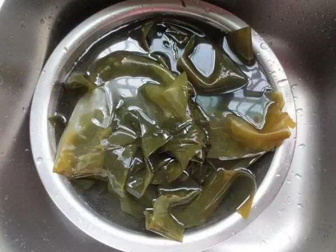家庭厨房中焯水处理海带的过程