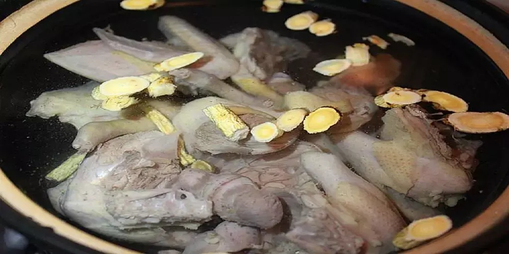 五味子炖鸡汤