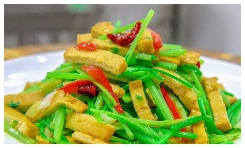 拼图式构图:左上为无筋豆炒肉配白米饭(木碗盛装);右上为同一菜品拌入黄色手擀面,表面撒芝麻与香葱;左下为冷藏后装入玻璃餐盒,呈现清爽质地;右下为素食版——金黄豆腐干丁与翠绿豆角同炒,色泽对比鲜明 无筋豆炒肉多场景应用图