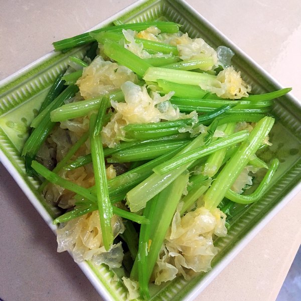 展示芹菜与胡萝卜、木耳、豆腐等食材搭配的健康餐盘 芹菜与其他抗炎食材搭配的健康餐盘