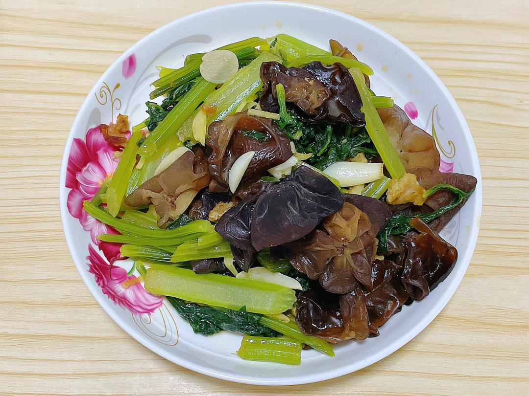 高清俯拍凉拌菜成品,突出芹菜鲜绿色泽与毛木耳深褐胶质表面反光,芝麻油光泽均匀,无多余酱汁积聚,体现清爽少盐的健康烹饪理念 芹菜拌毛木耳成品特写:翠绿芹菜段与深褐毛木耳片交错分布,淋浅琥珀色芝麻香油,撒白芝麻与红椒丝,整体色泽清亮,木耳表面呈现湿润胶质感
