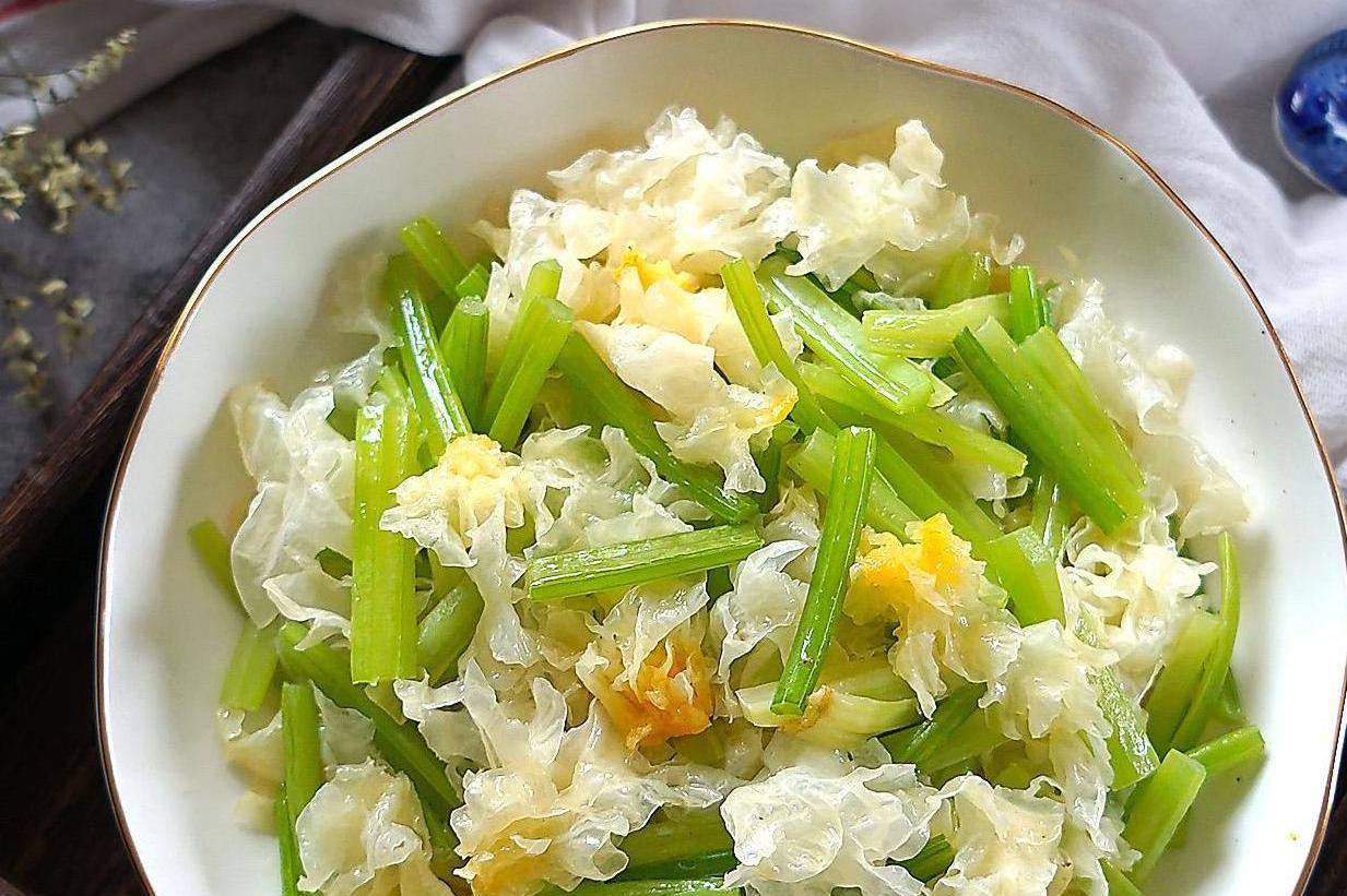 甲亢患者餐盘中的西芹料理：清炒西芹段（保留浅绿叶柄皮）、搭配豆腐丁与木耳片，无辣椒与海带，瓷盘边缘标注“低碘烹饪示范”
