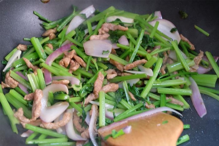 洋葱炒制过程特写