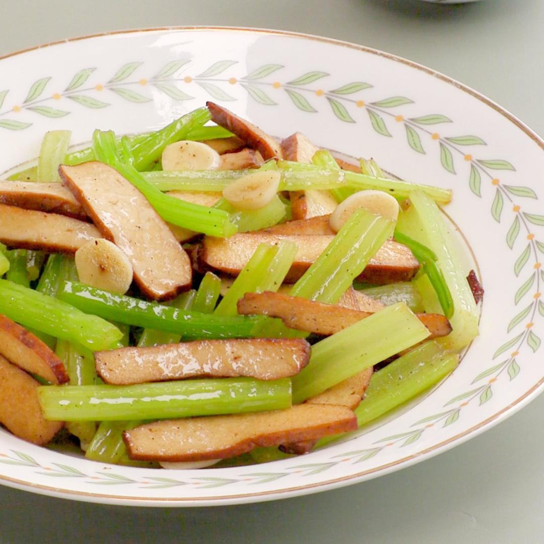 官方出版物高清扫描:《成人高脂血症食养指南(2023年版)》内页截图,红框标出‘推荐蔬菜:芹菜(本芹为佳)’原文,下方附带‘芹菜拌香干’食谱(本芹150g+豆腐干80g+香油3g) 高脂血症患者食养指南节选页面