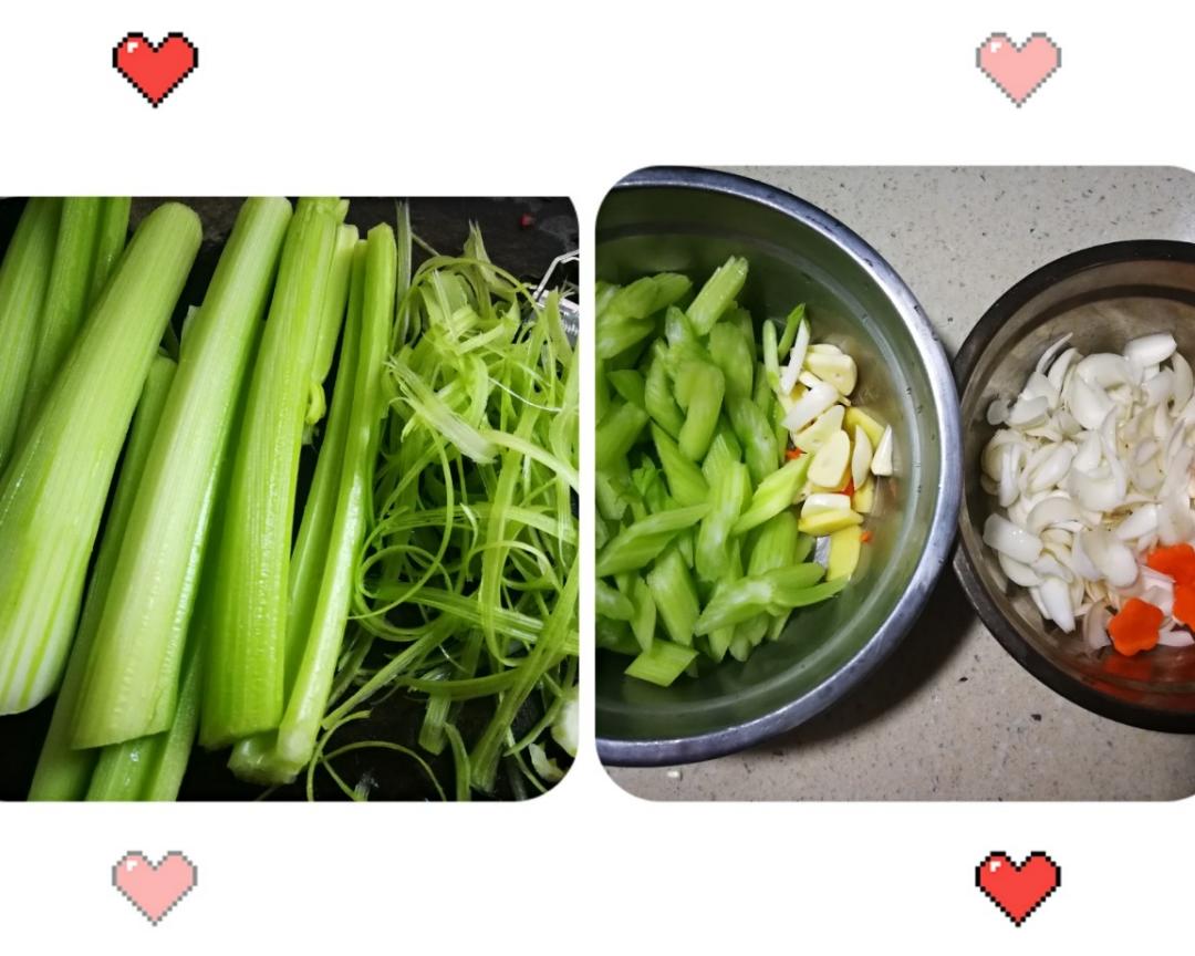 芹菜和西红柿炒制前的食材准备,包括切好的芹菜段、西红柿块和蒜片 芹菜和西红柿炒制前的食材准备