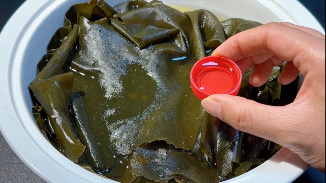 家庭厨房中清洗干海带的场景