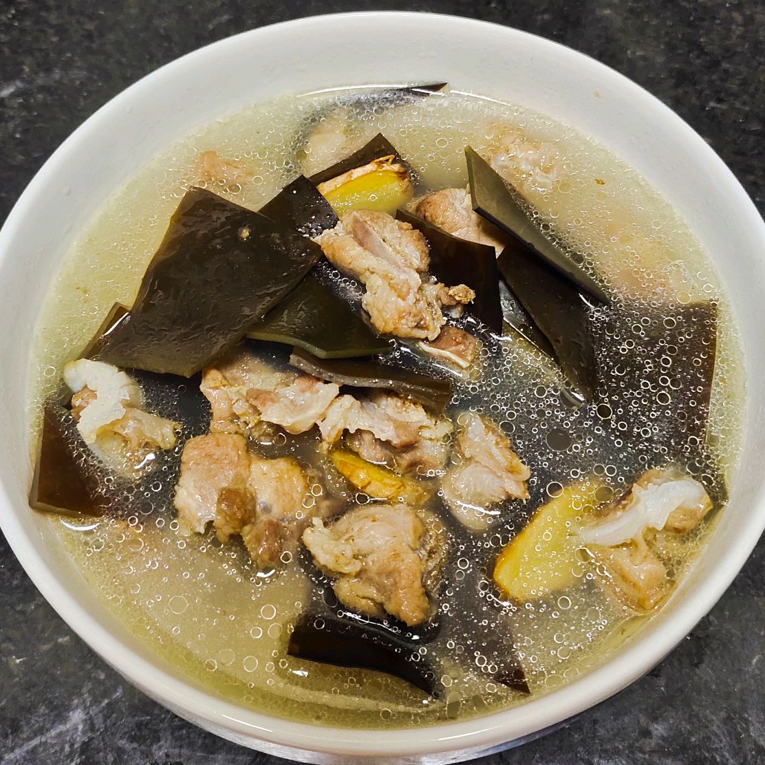 家庭餐桌上的海带汤与凉拌海带拼盘