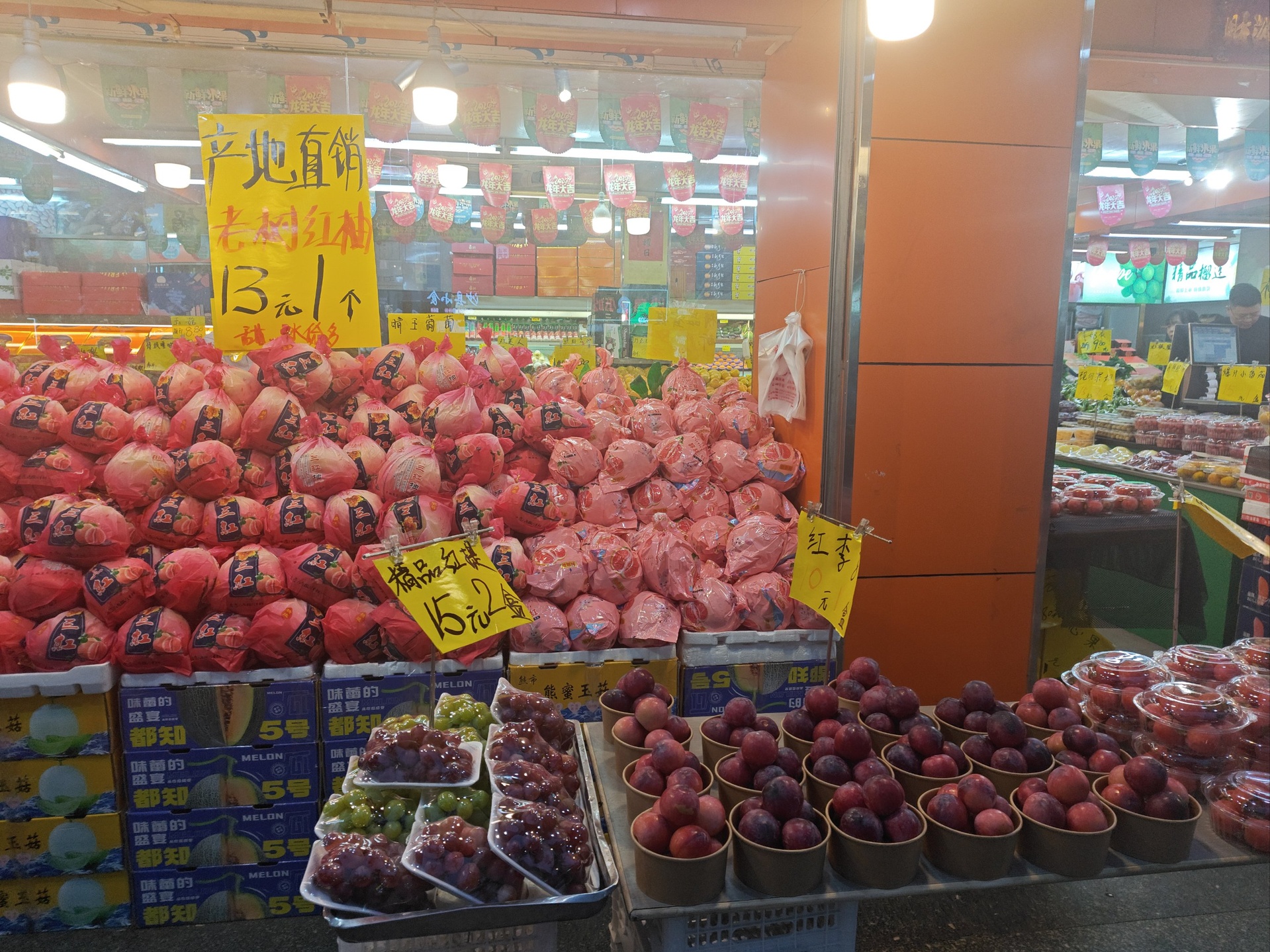 一个农村集市的木质摊位上,左侧摆放个头较小、颜色偏红黄的小国光苹果,右侧为较大、颜色鲜红的富士苹果,两者形成鲜明对比,旁边有手写价签标注“小国光 苹果 8元/斤” 市场摊位上的小国光苹果与其他苹果对比摆放