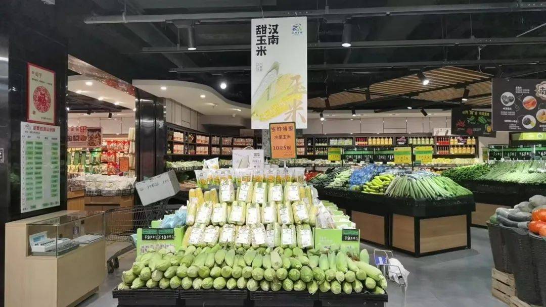 超市货架上的新鲜甜玉米陈列场景